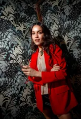 Blazer rojo de crepé elastizado, con solapas clásicas y bolsillos frontales.