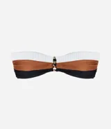Top de bikini bandeau con bloques de color blanco, marrón y negro. Tiene breteles ajustables y removibles, relleno removible, adorno metálico en el centro del busto y lazo en la espalda.