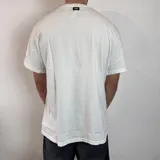 Remera blanca de corte regular y mangas cortas.