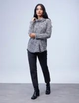 Buzo de tejido boucle color celeste, de corte holgado y escote amplio, ideal para look casual.