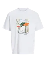 Camiseta blanca de manga corta y cuello redondo con estampado de un paisaje urbano.