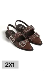 Chatas de cuero color chocolate, con punta fina, hebillas plateadas y slingback.