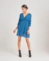 Vestido corto azul con estampado de lunares negros, escote en V y mangas 3/4 con volados.