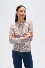 Sweater de manga larga con cuello redondo y estampado animal print abstracto en tonos blanco y marrón/malva.