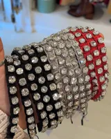 Gargantilla choker negra con strass plateado, cierre con cadena y ganchito para regular el largo.