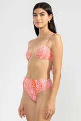 Conjunto de bikini con estampado animal print de jaguar en tonos rosa y naranja. El corpiño es de triángulo con tirantes finos y la bombacha es de tiro alto.