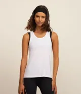 Musculosa deportiva blanca de microfibra con escote redondo y espalda estilo nadador.