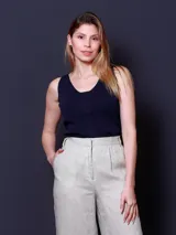 Musculosa de hilo azul con cuello en V y breteles finos.