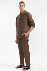 Chaqueta marrón de lino italiano, con tres bolsillos frontales, cierre con botones y corte relajado.