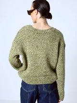 Sweater de tejido de punto color rojo con textura jaspeada, de corte recto y cuello redondo.