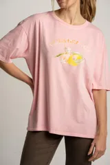 Remera rosa de algodón con calce oversize y estampa de limones y naranjas con la frase "Paris Orange".