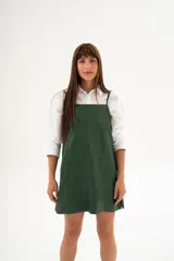 Vestido corto verde musgo de corte recto y breteles finos.