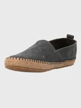 Alpargata de lona color gris con suela de yute y ajuste elástico.