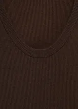 Musculosa azul marino de punto fino con tirantes finos y cuello redondo.