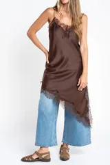 Vestido midi marrón satinado con breteles finos y detalles de encaje en escote y ruedo.