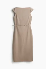 Vestido midi color beige de punto pesado con escote bote y manga japonesa. Modelo de corte entallado con costura vertical decorativa en delantero y espalda, y cinturón fino extraíble. Abertura atrás.