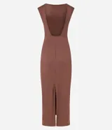 Vestido midi marrón de media malla, sin mangas, con escote redondo y espalda descubierta.