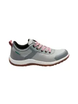 Zapatillas urbanas Hush Puppies modelo Rising Low, color gris con detalles en gris oscuro y rosa. Capellada textil impermeable, cordones rosas y suela de goma marrón.