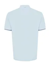 Chomba color salmón de piqué de algodón pima, con cuello clásico, tapeta de dos botones y logo bordado en el pecho.