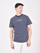Remera de algodón a rayas horizontales azul marino y blancas con cuello redondo y logo estampado en el pecho.