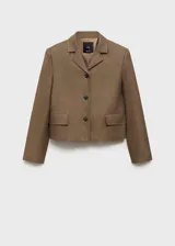 Chaqueta corta color marrón con cuello de solapa y cierre frontal con botones.