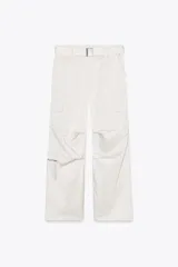 Pantalón cargo color ciruela de tiro medio con bolsillos delanteros, laterales y traseros. Incluye cinturón de la misma tela con hebilla metálica.