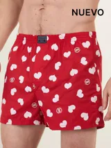 Bóxer rojo con estampado de corazones blancos y cintura elástica con logo de la marca.