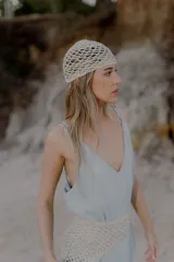 Gorro tipo casquete tejido a crochet color negro con diseño calado.