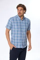 Camisa de manga corta con estampado a cuadros azules y blancos. Confeccionada en Uruguay.