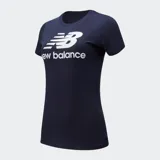 Remera New Balance Essentials Stacked de mujer, color azul marino, con logo blanco de New Balance estampado en el pecho.