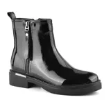 Bota corta negra de charol con cierre lateral y suela track.