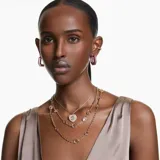 Par de aros pequeños de cristal facetado color rosa, con forma octogonal y cierre de pasador con bisagra.