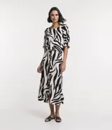 Sandalia plana de cuero sintético color negro, con puntera cuadrada y tiras anchas en forma de H.