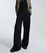 Pantalón wide leg color marrón, confeccionado en algodón con felpa. Presenta cintura elástica con cordón ajustable y bolsillos laterales.