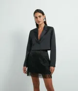 Blazer cropped negro de raso con escote de solapa y cierre frontal con botón forrado.