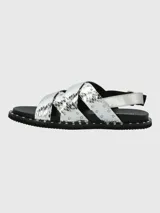 Sandalias negras de cuero con tiras cruzadas y tachas plateadas.