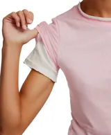 Remera rosa de manga corta con cuello redondo y corte clásico.