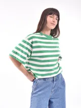 Remera blanca de algodón con cuello redondo y mangas cortas.