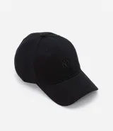 Gorra negra de sarga con ala curva y bordado frontal con las iniciales NY.