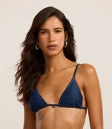 Top de bikini triangular fruncido, en microfibra color azul marino con pespuntes contrastantes blancos, lazo en la espalda y copas desmontables.