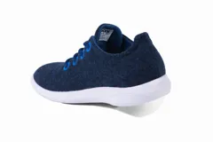 Zapatillas blancas de lana merino, diseño minimalista y atemporal, sin género y para todas las edades. Capellada y forro de lana merino, suela de EVA.