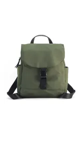 Mochila color beige de nylon con tapa y broche. Incluye bolsillos interiores, bolsillos laterales de fácil acceso, correas regulables y bolsillo en la espalda.