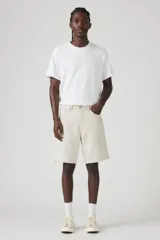 Bermuda de jean color crudo, de corte amplio y largo a la rodilla. Con bolsillos delanteros y traseros.
