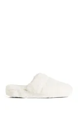Pantuflas tipo slides forradas en piel sintética color blanco o negro, con base de goma.
