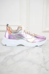 Zapatillas deportivas con exterior metalizado en tonos rosa, dorado y plateado. Cordones blancos y suela chunky blanca.