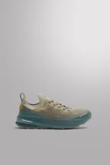 Zapatillas deportivas color beige con suela celeste, para uso diario y carreras ligeras. Parte superior de tejido de punto transpirable, puntera y talón recubiertos de material Shield Protect Max, ajuste con cordones, tirador trasero, plantilla OrthoLite
 y entresuela con tecnología Spume Foam V2.
