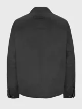 Campera negra con cuello camisero, cierre frontal con cremallera, dos bolsillos laterales y logo de Tommy Hilfiger bordado en el pecho.