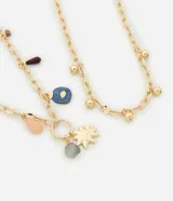 Collar de capas dorado con eslabones orgánicos con efecto martillado, esferas y colgantes místicos.