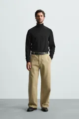 Jersey negro de punto fino con cuello alto y manga larga.