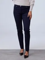 Pantalón de gabardina elastizada color marrón claro, marca Zac & Rachel, corte slim, con pretina con pasadores, botón y cierre. Delantera con tres bolsillos y trasera con bolsillos ojal.